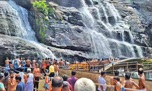 குற்றாலம் அருவிகளில் அலைமோதிய சுற்றுலா பயணிகள் கூட்டம்