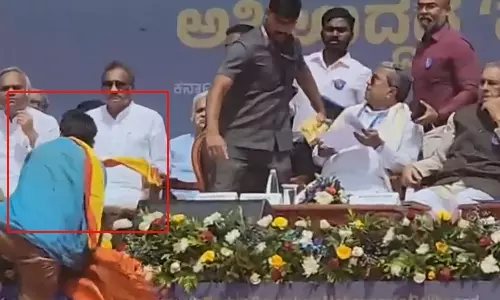 பாதுகாப்பை மீறி முதல்வரை நோக்கி ஓடிய நபர்.. கர்நாடகாவில் பரபரப்பு - வீடியோ