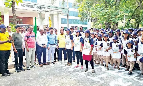 குப்பைகளை தரம் பிரிக்க வலியுறுத்தி மாணவிகளின் மாரத்தான் ஓட்டம்