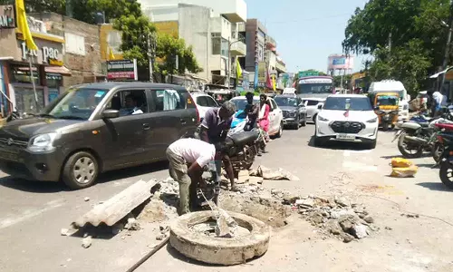 நடுரோட்டில் பாதாள சாக்கடை மூடி உடைந்ததால் போக்குவரத்து நெரிசல்