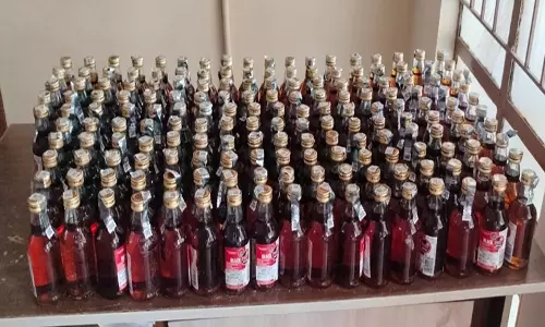 ஸ்ரீபெரும்புதூர் அருகே வீட்டில் மதுபாட்டில் பதுக்கி விற்ற பெண் கைது