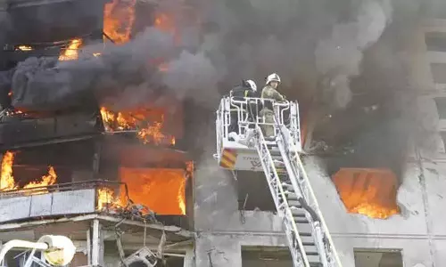 கார்கிவ் அடுக்குமாடி குடியிருப்பு மீது ரஷியா வான்வெளி தாக்குதல்