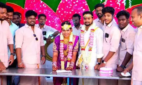 மணமகளிடம் பத்திரத்தில் கையெழுத்து வாங்கிய மணமகனின் நண்பர்கள்