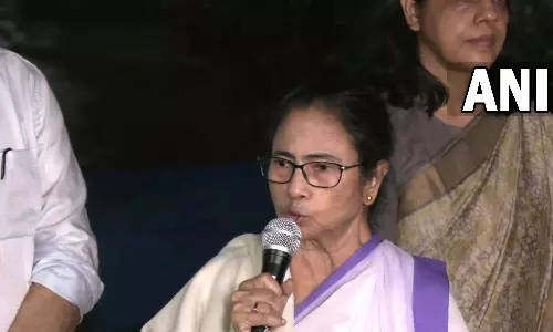 டாக்டர்களுடன் மம்தா பானர்ஜி பேச்சுவார்த்தை: போலீஸ் கமிஷனர், சுகாதாரத்துறை அதிகாரிகள் நீக்கம்