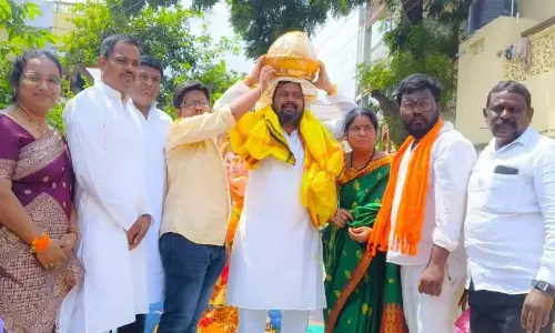 விநாயகர் லட்டுகளை போட்டி போட்டு ஏலம் எடுத்த முஸ்லிம் குடும்பத்தினர்