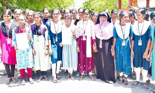 அவதூறாக பேசிய அதிகாரி மீது நடவடிக்கை எடுக்க வேண்டும்- கலெக்டரிடம் மாணவிகள் மனு