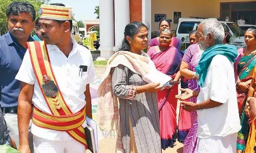 மகன்களிடம் இருந்து சொத்து ஆவணங்களை மீட்டு தாருங்கள்- கலெக்டரிடம் வயதான தம்பதி கண்ணீர் மல்க மனு