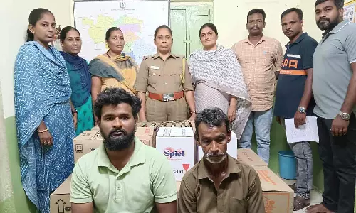 கூடுதல் விலைக்கு விற்பதற்காக மது பாட்டில்கள் கடத்தி வந்த 2 பேர் கைது