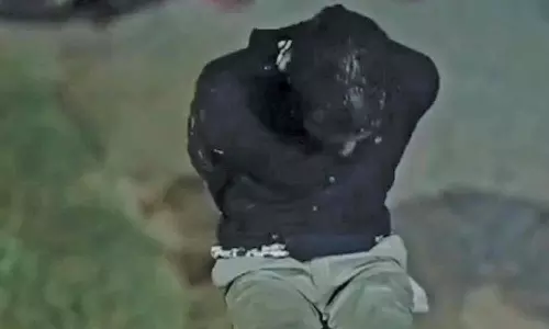 கொள்ளையனின் கை, காலை கட்டிப் போட்டு நையப்புடைத்த பொதுமக்கள்