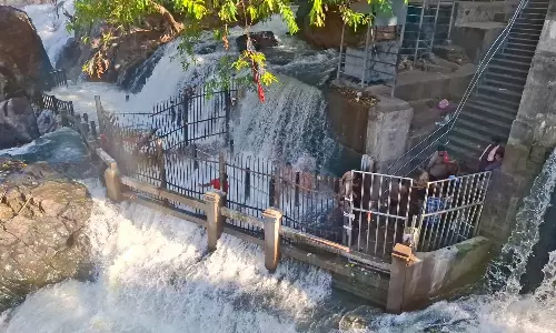 ஒகேனக்கல்லில் நீர்வரத்து 8 ஆயிரம் கன அடியாக சரிவு- சுற்றுலா பயணிகள் குளிக்க அனுமதி