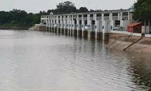 பூண்டி ஏரியில் நீர் மட்டம் குறைந்ததால் புழலுக்கு தண்ணீர் திறப்பு நிறுத்தம்