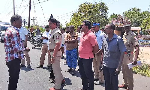 டேங்கர் லாரி-பைக் மோதி விபத்து: 4 பேர் உயிரிழப்பு