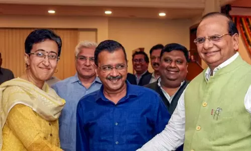 ராஜினாமா கடிதத்தை ஆளுநரிடம் ஒப்படைத்த கெஜ்ரிவால்..