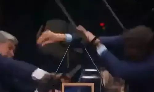 தொலைக்காட்சி நேரடி விவாதத்தில் நாற்காலியால் தாக்கிய மேயர் வேட்பாளர்- வீடியோ