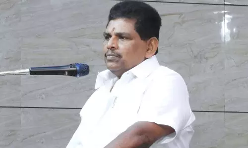 கவர்னர் பங்கேற்ற பட்டமளிப்பு விழாவை புறக்கணித்த அமைச்சர்