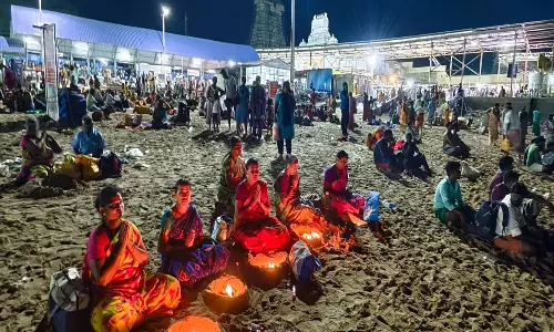 பவுர்ணமியை முன்னிட்டு திருச்செந்தூரில் அகல் விளக்கு ஏற்றி வழிபட்ட பக்தர்கள்