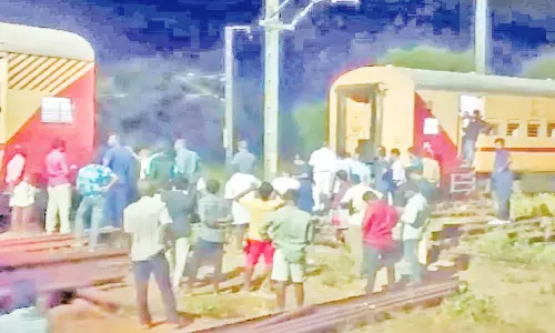 திருச்சியில் சேது எக்ஸ்பிரஸ் ரயிலின் 3 பெட்டிகள் தனியாக கழன்று ஓடியதால் பரபரப்பு