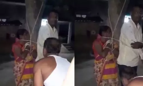 திருட வந்ததாக மன நலம் பாதித்த பெண்ணை மரத்தில் கட்டி வைத்து அடித்து சூடு போட்ட கிராம மக்கள் - வீடியோ