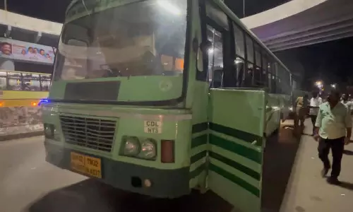 அரசு விரைவு பஸ்சில் திடீர் புகை- பயணிகள் அலறியடித்து ஓட்டம்