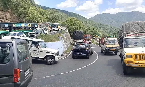 திம்பம் மலைப்பகுதியில் மீண்டும் போக்குவரத்து நெரிசல்- வாகன ஓட்டிகள் குற்றச்சாட்டு