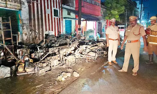 தீ விபத்தில் ஒர்க்ஷாப்பில் நிறுத்தியிருந்த 14 வாகனங்கள் எரிந்து நாசம்