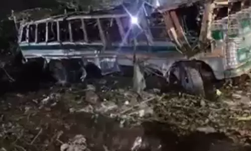 பள்ளத்தாக்கில் பேருந்து கவிழ்ந்து விபத்து- 4 ராணுவ வீரர்கள் உயிரிழப்பு