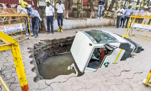 டேங்கர் லாரியை விழுங்கிய சாலை- பதைபதைக்க வைக்கும் வீடியோ