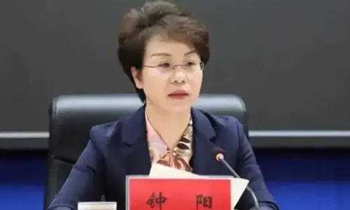 அழகான கவர்னர் என அழைக்கப்பட்டவர் ஊழியர்களுடன் தகாத உறவு, ஊழல் வழக்கில் கைது