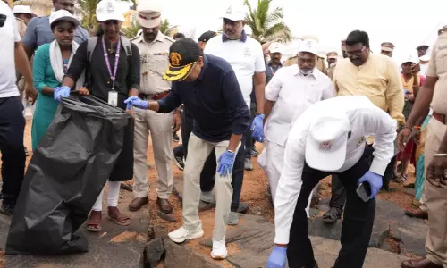 புதுவை கடற்கரையில் மாணவர்களுடன் இணைந்து குப்பைகளை அகற்றிய கவர்னர்
