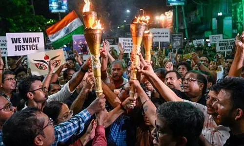 பெண் டாக்டர் கொலைக்கு நீதி கேட்டு 42 கி.மீ. தூரம் பொதுமக்கள் தீப்பந்தம் ஏந்தி பேரணி