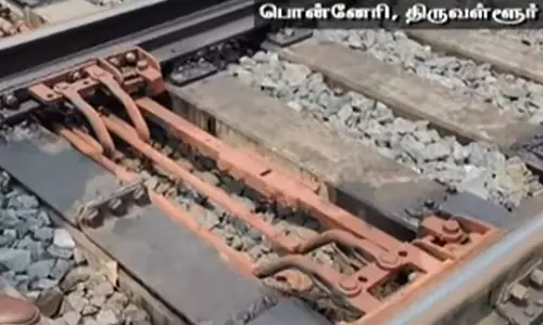 பொன்னேரி அருகே ரெயிலை கவிழ்க்க சதியா?