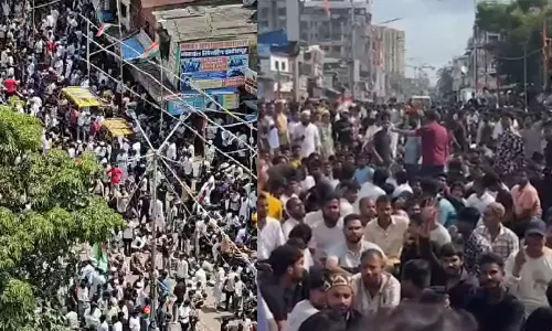 மசூதியை இடிக்க வந்த அதிகாரிகள்.. காலா பட பாணியில்  தாராவி மக்கள் வழிமறித்து போராட்டம் - வீடியோ