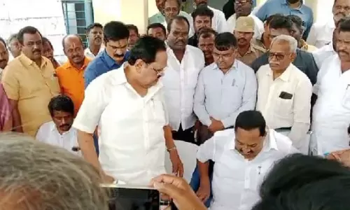 உதயநிதி ஸ்டாலின் குறித்த கேள்வியால் ஆவேசமடைந்த அமைச்சர் துரைமுருகன் எழுந்து சென்ற காட்சி.