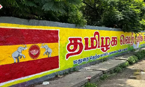 செஞ்சி-விக்கிரவாண்டியில் சுவர் விளம்பரம் எழுதும் பணியில் தமிழக வெற்றிக்கழகத்தினர் தீவிரம்