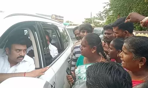 அமைச்சரிடம் அரசு நடுநிலைப்பள்ளி ஆசிரியர் மீது மாணவிகள் பாலியல் புகார்