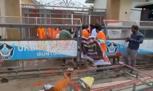 லட்டு விவகாரம்: ஜெகன் மோகன் வீட்டின் மீது தாக்குதல்