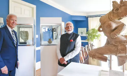 இந்தியாவில் இருந்து கடத்திச் செல்லப்பட்ட 297 பழங்கால பொருட்களை அமெரிக்கா திரும்ப ஒப்படைத்தது