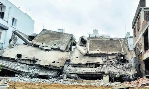 7 மாடி கட்டிடம் குண்டு வைத்து தகர்ப்பு