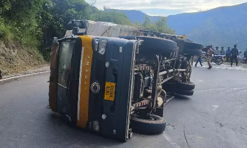 திம்பம் மலைப்பாதையில் சரக்கு லாரி கவிழ்ந்து விபத்து