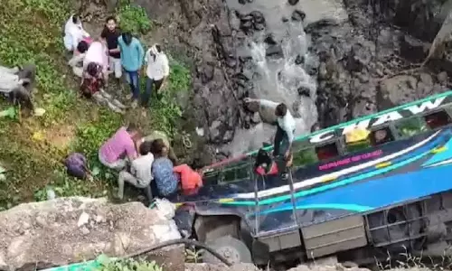 பள்ளத்தில் பேருந்து கவிழ்ந்து விபத்து- 4 பேர் உயிரிழப்பு