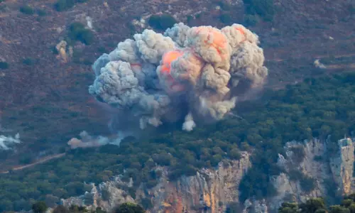 தெற்கு லெபனானில் இஸ்ரேல் தாக்குதல்- 100 பேர் உயிரிழப்பு