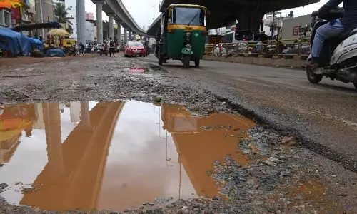 சாலையில் இருந்த பெரிய பள்ளத்தால் விபத்து: கோமாவில் மனைவி... போலீஸ் பிடியில் கணவர்