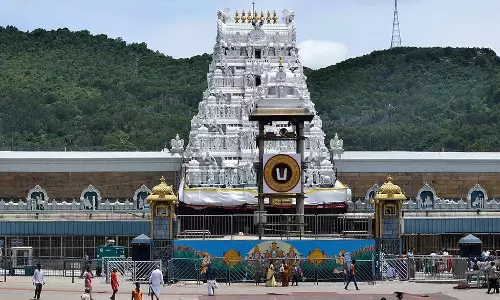 திருப்பதி லட்டு கவுண்டர்களில் குவிந்த பக்தர்கள் கூட்டம்