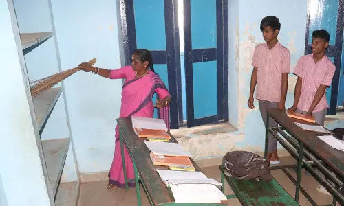 பள்ளி வகுப்பறையை சுத்தம் செய்த மேயர்: அதிகாரிகள் அதிர்ச்சி