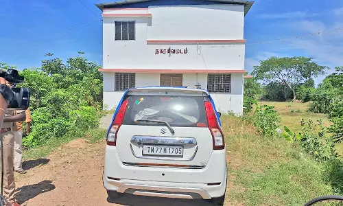 தொழிலதிபர் குடும்பத்தில் 5 பேர் தற்கொலை- காருக்குள் பிணமாக மீட்பு