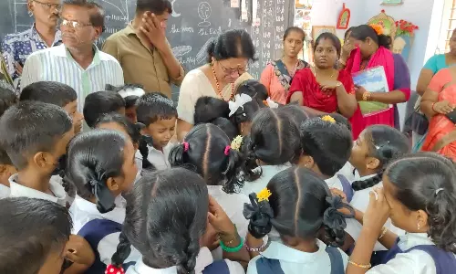 இந்த அன்பை போல வேறேது... 17 வருட ஆசிரியை மாற்றப்பட்டதால் கட்டிப்பிடித்து கதறிய மாணவர்கள்