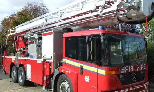 தீயணைப்பு வாகனம் நிறுத்த அனுமதி கேட்டு விஜய் கட்சியினர் மனு