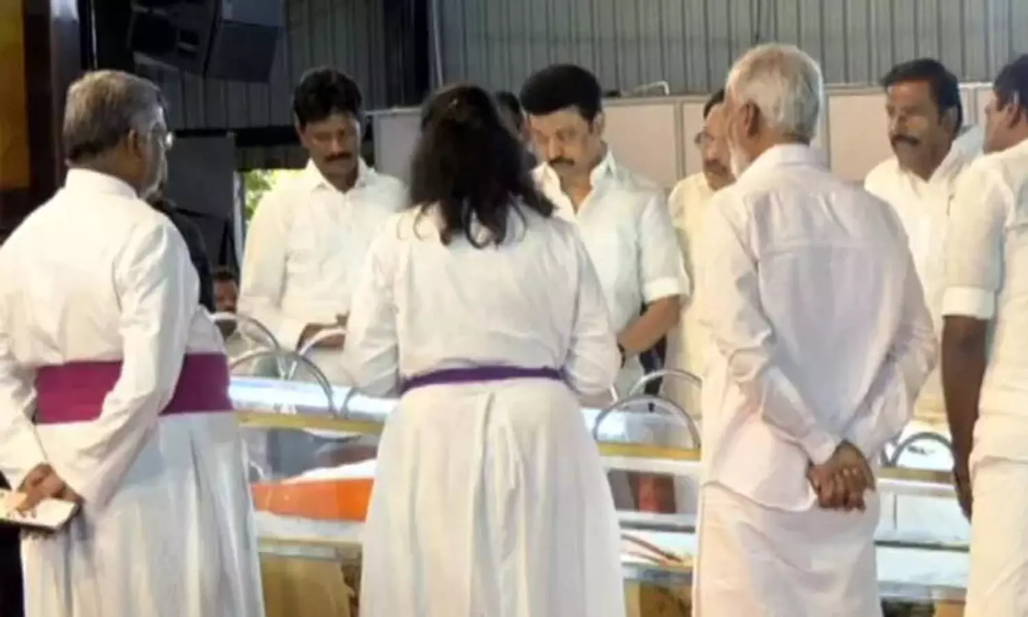 எஸ்றா சற்குணம் உடலுக்கு முதலமைச்சர் மு.க.ஸ்டாலின் அஞ்சலி எஸ்றா சற்குணம் உடலுக்கு முதலமைச்சர் மு.க.ஸ்டாலின் அஞ்சலி