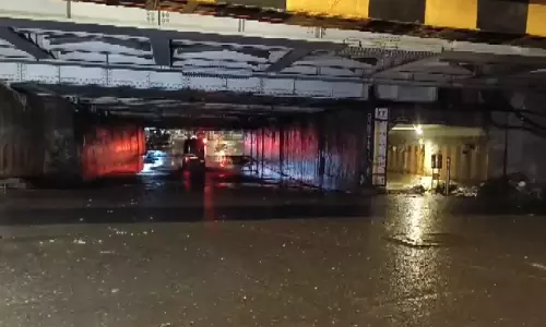 மழை வெள்ளத்தில் மும்பை: மேலும் ரெட் அலர்ட்- பள்ளி, கல்லூரிகளுக்கு விடுமுறை