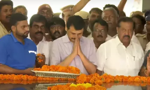 அண்ணா, கலைஞர் நினைவிடங்களில் மரியாதை செலுத்தினார் செந்தில் பாலாஜி